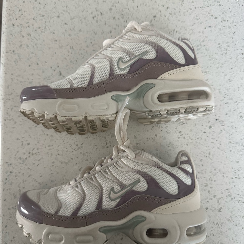 Nike Kids Sneakers in Cream and Purple